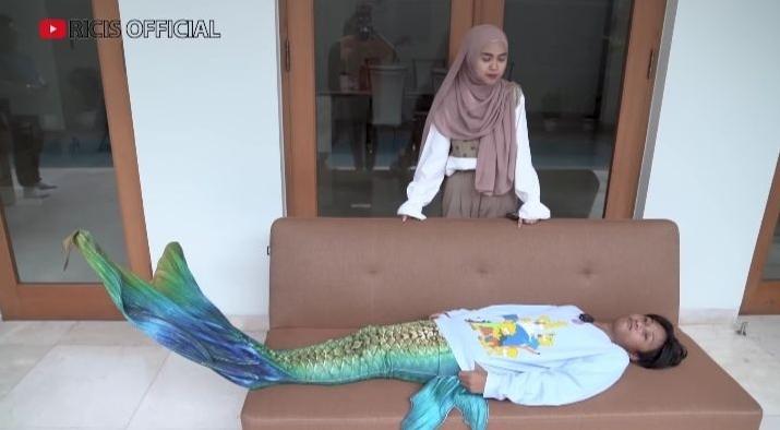 Fajar Sadboy Jadi Mermaid. (YouTube/Ricis Official)