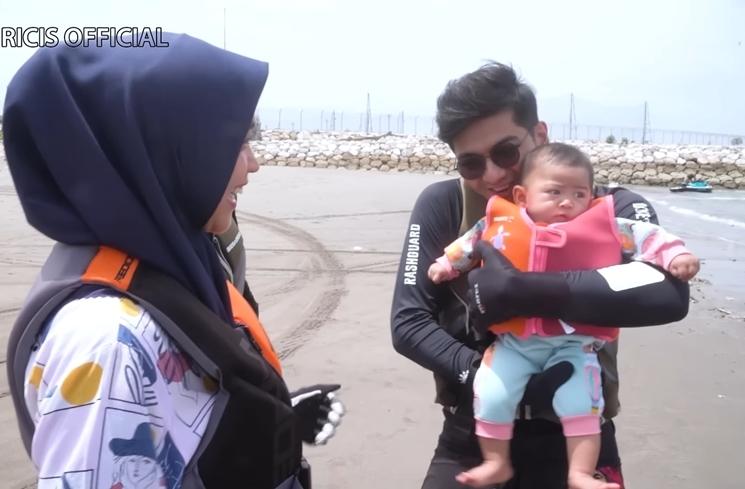 Potret Moana Naik Jetski (YouTube Ricis Official)