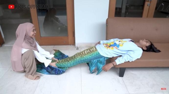 Fajar Sadboy Jadi Mermaid. (YouTube/Ricis Official)
