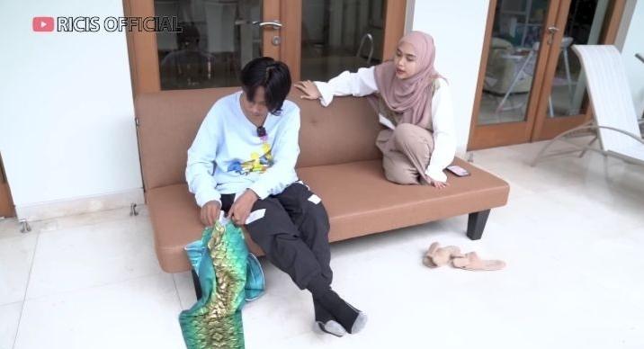 Fajar Sadboy Jadi Mermaid. (YouTube/Ricis Official)