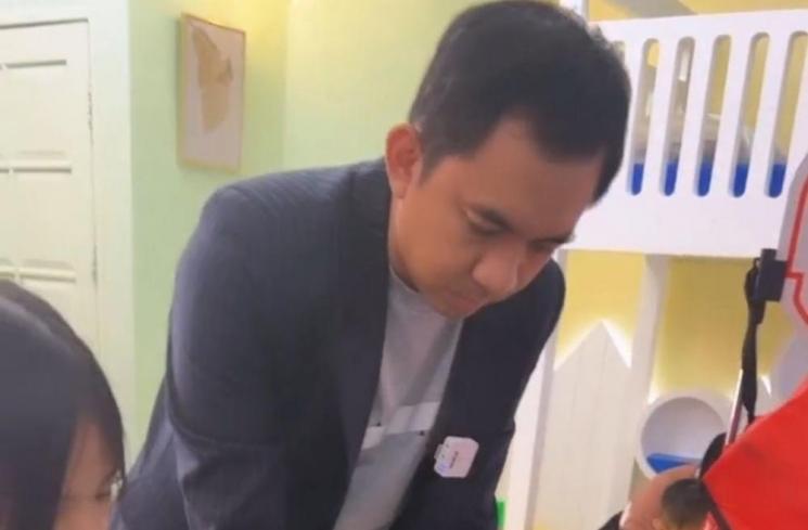 Potret Keluarga Ayu Dewi Cosplay The Addams Family (Instagram/mrsayudewi, YouTube/Ayu Dewi)