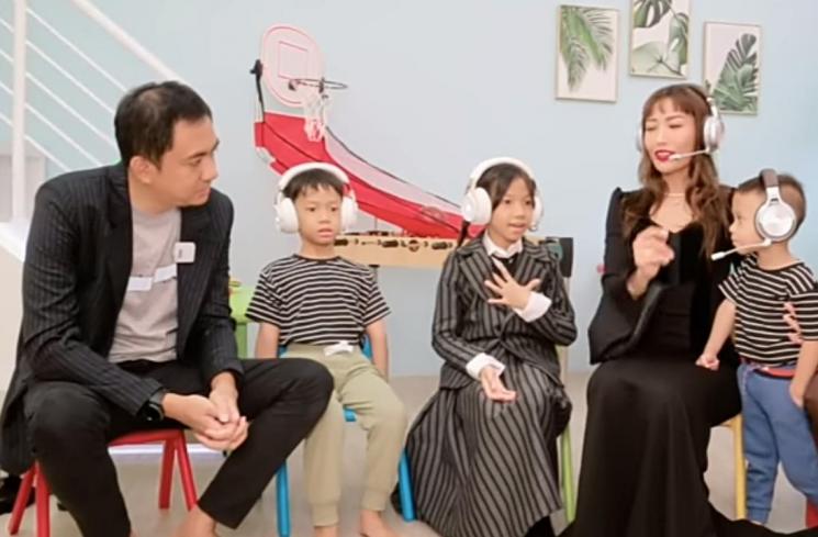Potret Keluarga Ayu Dewi Cosplay The Addams Family (Instagram/mrsayudewi, YouTube/Ayu Dewi)