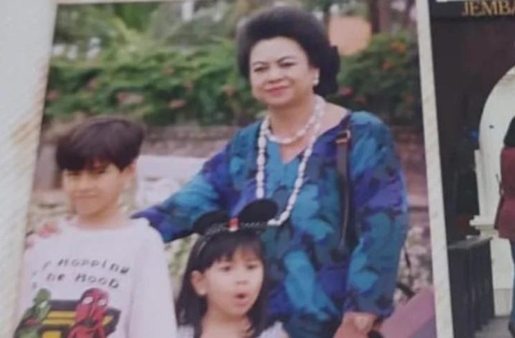Foto lawas Raffi Ahmad dan Mami Popon. (Instagram/@chevirgo)