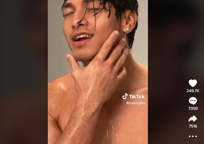 Potret Jefri Nichol Photoshoot Sambil ‘Mandi’. (TikTok/ryanogilvy)