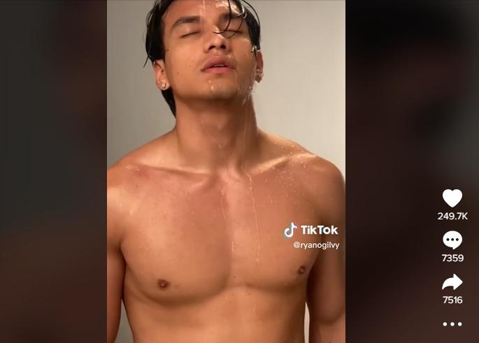 Potret Jefri Nichol Photoshoot Sambil ‘Mandi’. (TikTok/ryanogilvy)