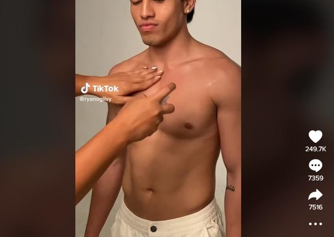 Potret Jefri Nichol Photoshoot Sambil ‘Mandi’. (TikTok/ryanogilvy)