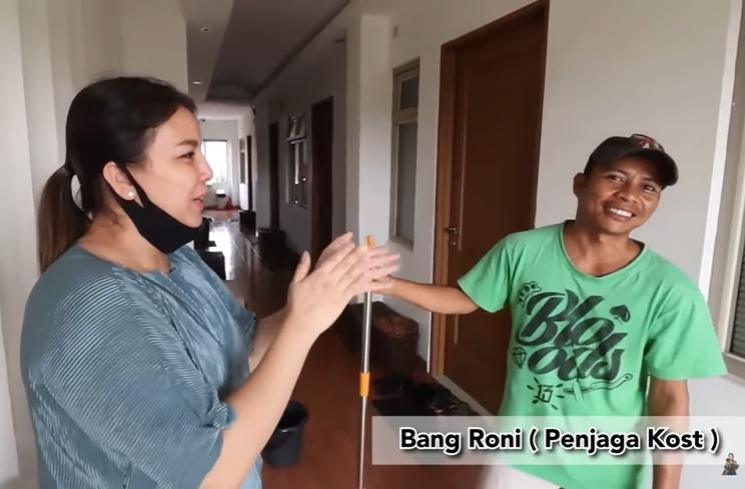 Artis cantik jadi ibu kos (YouTube/Tya Ariestya)