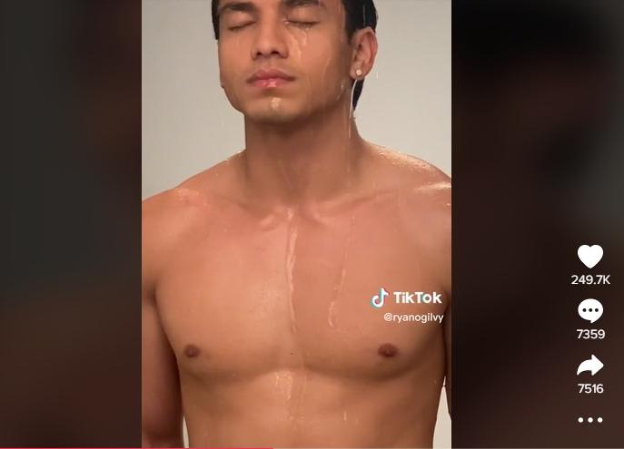 Potret Jefri Nichol Photoshoot Sambil ‘Mandi’. (TikTok/ryanogilvy)
