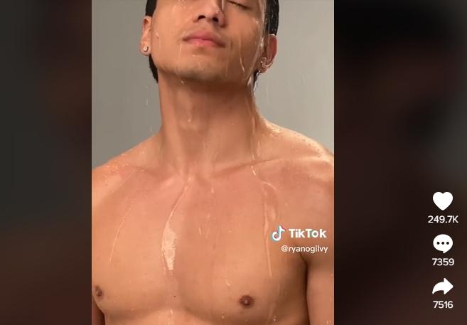 Potret Jefri Nichol Photoshoot Sambil ‘Mandi’. (TikTok/ryanogilvy)