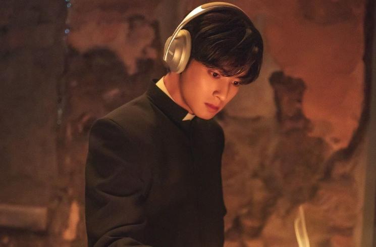 Potret Cha Eun Woo di Island (Instagram/@tving.official)