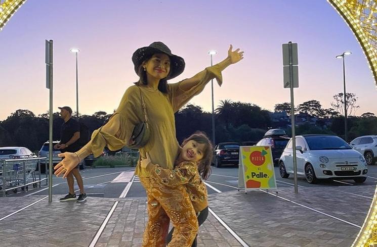 Gaya Acha Septriasa Momong Anak (instagram/@septriasaacha)