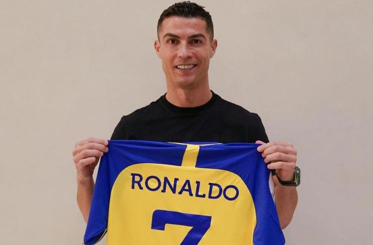 Cristiano Ronaldo pamerkan jerseynya di klub sepak bola Al Nassr. [Instagram @alnassr_fc]