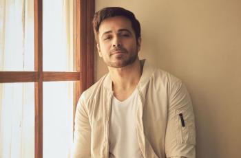 Lakoni Adegan Ciuman, Emraan Hashmi Ngaku Digaplok Istri: Dia Pakai Tas!