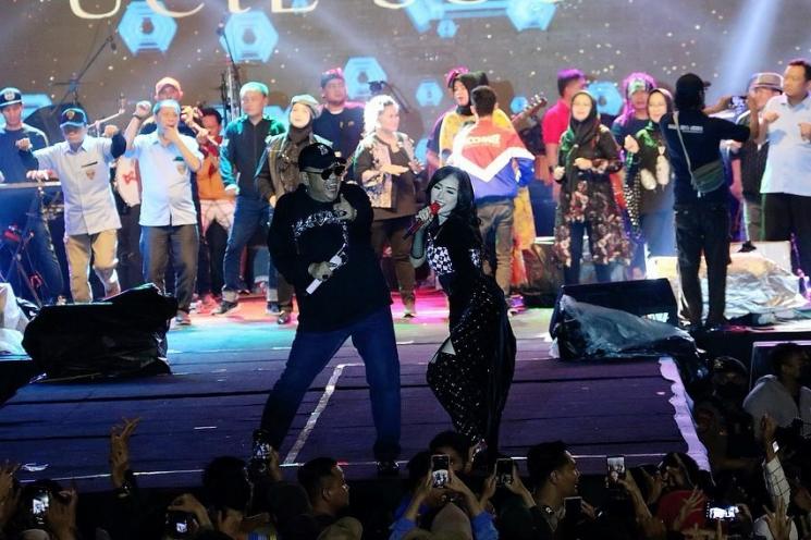 Ucie Sucita goyang bareng Walkot Tegal (Instagram/ucie_sucita)