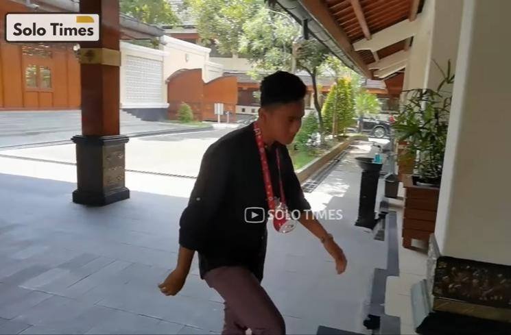 Potret Gibran Rakabuming Pakai Kalung Botol Mixue (YouTube/Solo Times)