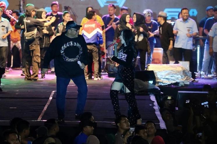 Ucie Sucita goyang bareng Walkot Tegal (Instagram/ucie_sucita)