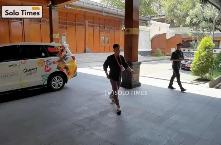 Potret Gibran Rakabuming Pakai Kalung Botol Mixue (YouTube/Solo Times)