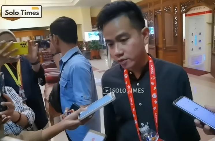 Potret Gibran Rakabuming Pakai Kalung Botol Mixue (YouTube/Solo Times)
