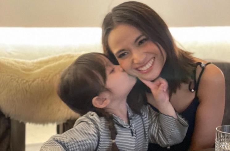 Gaya Acha Septriasa Momong Anak (instagram/@septriasaacha)