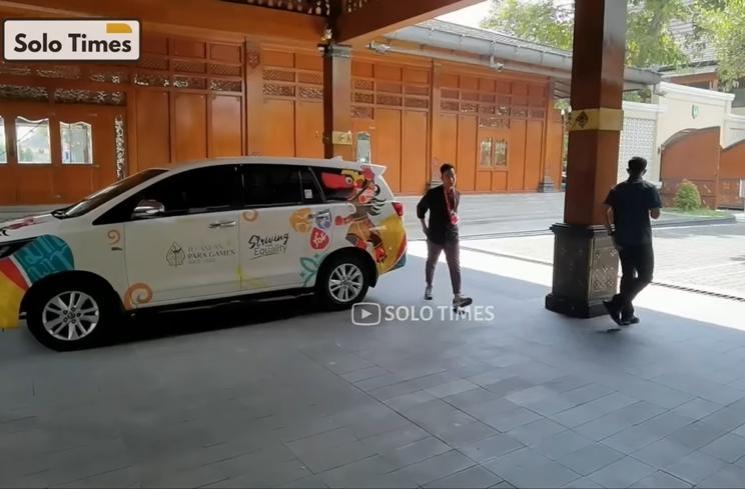 Potret Gibran Rakabuming Pakai Kalung Botol Mixue (YouTube/Solo Times)