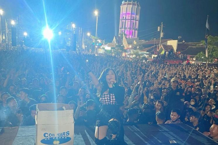 Ucie Sucita goyang bareng Walkot Tegal (Instagram/ucie_sucita)