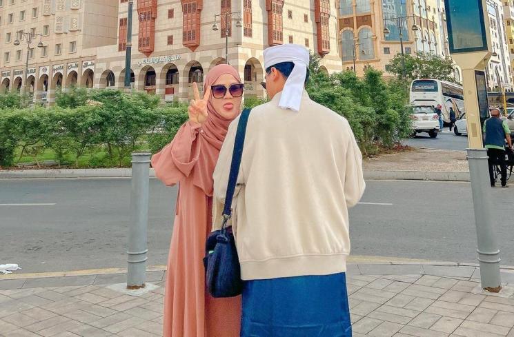 Potret Perjalanan Umrah Alfin Faiz dan Istri (Instagram/hennyyrahman)