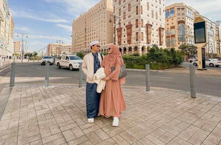 Potret Perjalanan Umrah Alfin Faiz dan Istri (Instagram/hennyyrahman)