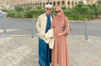9 Potret Perjalanan Umrah Alvin Faiz dan Istri yang Tengah Hamil, Sekalian Babymoon