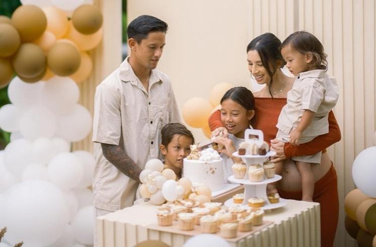 Potret Baby Shower Jennifer Bachdim (instagram/@jenniferbachdim)