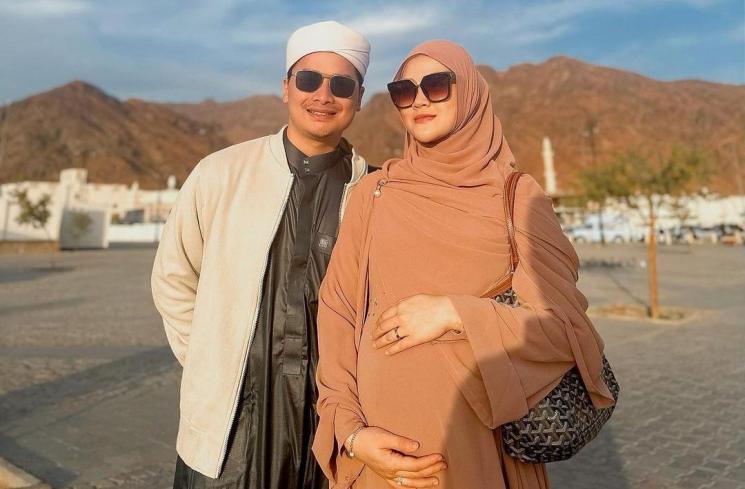 Potret Perjalanan Umrah Alfin Faiz dan Istri (Instagram/hennyyrahman)