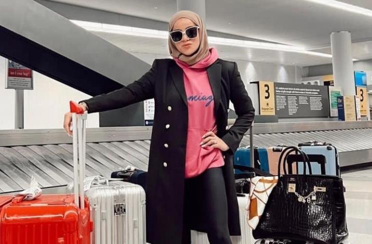 Outfit Olla Ramlan Pakai Legging (Instagram/ollaramlan)