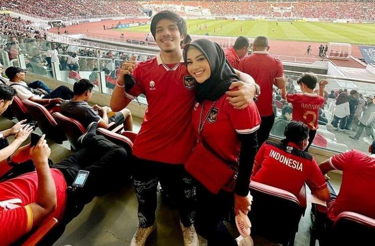 Potret Artis Nonton Langsung Timnas Indonesia di Piala AFF. (Instagram/attahalilintar)
