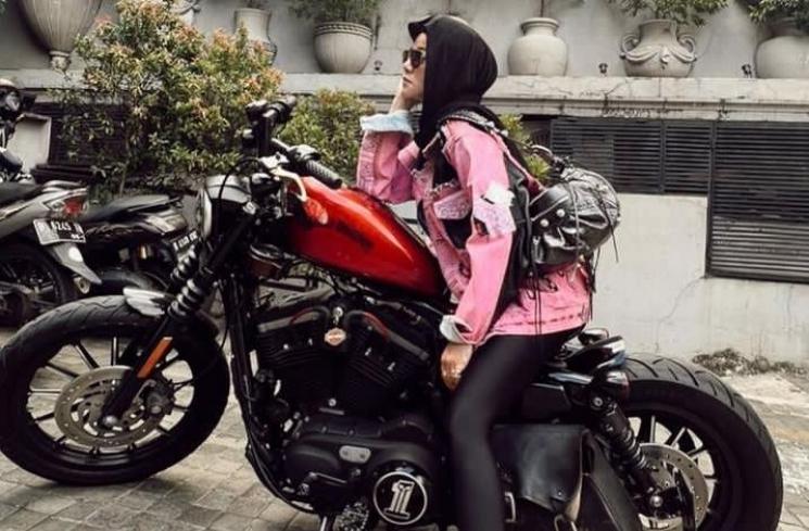 Outfit Olla Ramlan Pakai Legging (Instagram/ollaramlan)