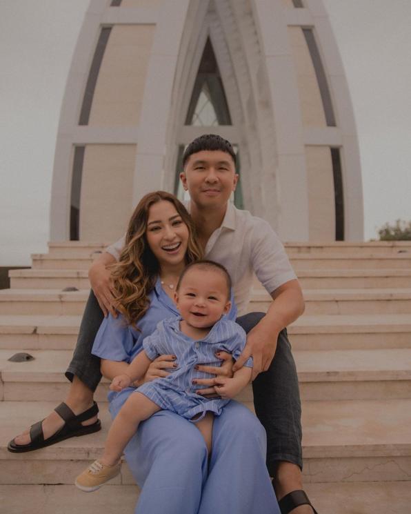 Nikita Willy dan Indra Priawan Rayakan 9 Bulan Baby Izz. (Instagram/indpriw)