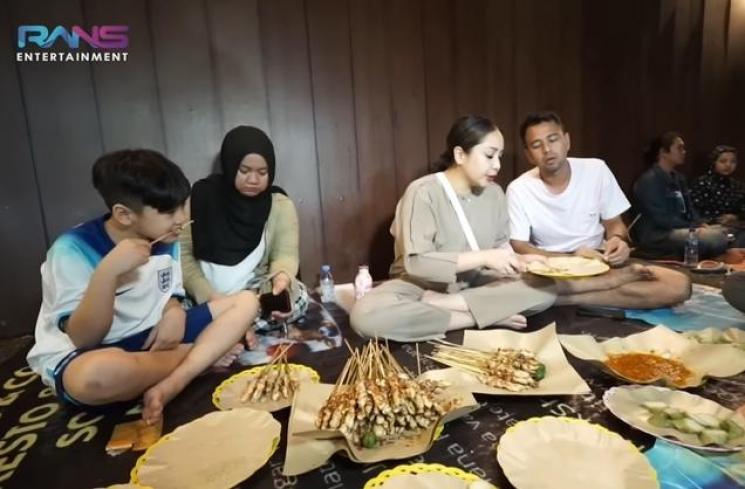 Momen Rafathar makan di pinggir jalan (YouTube/Rans Entertainment)