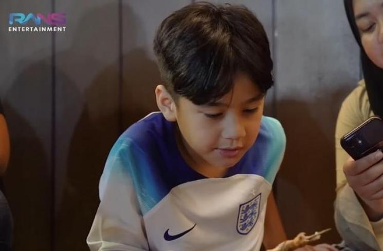 Momen Rafathar makan di pinggir jalan (YouTube/Rans Entertainment)