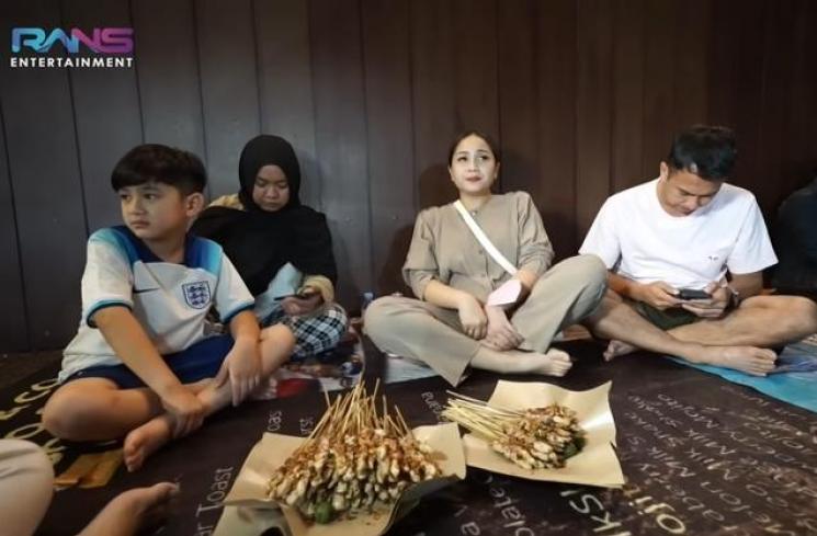 Momen Rafathar makan di pinggir jalan (YouTube/Rans Entertainment)