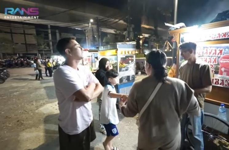 Momen Rafathar makan di pinggir jalan (YouTube/Rans Entertainment)