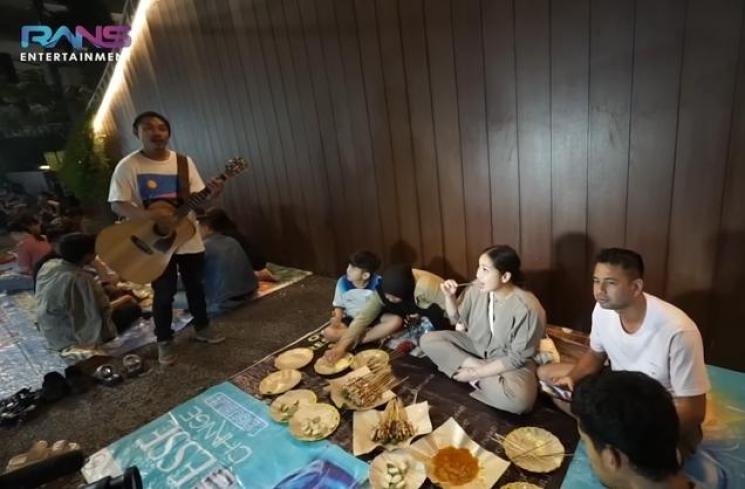Momen Rafathar makan di pinggir jalan (YouTube/Rans Entertainment)