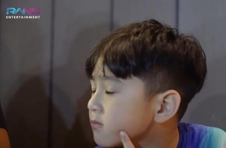 Momen Rafathar makan di pinggir jalan (YouTube/Rans Entertainment)