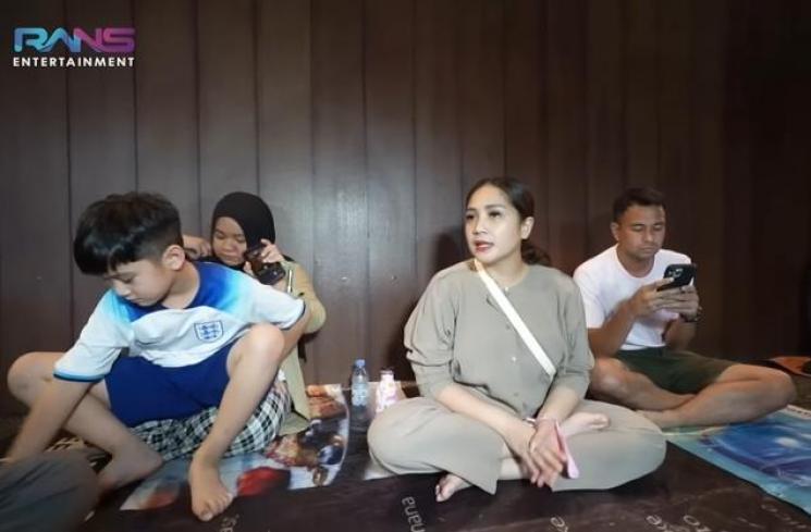 Momen Rafathar makan di pinggir jalan (YouTube/Rans Entertainment)