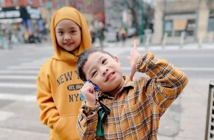 Potret Maryam Anak Oki Setiana Dewi di New York. (Instagram/okisetianadewi)