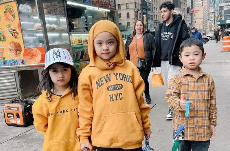 Potret Maryam Anak Oki Setiana Dewi di New York. (Instagram/okisetianadewi)