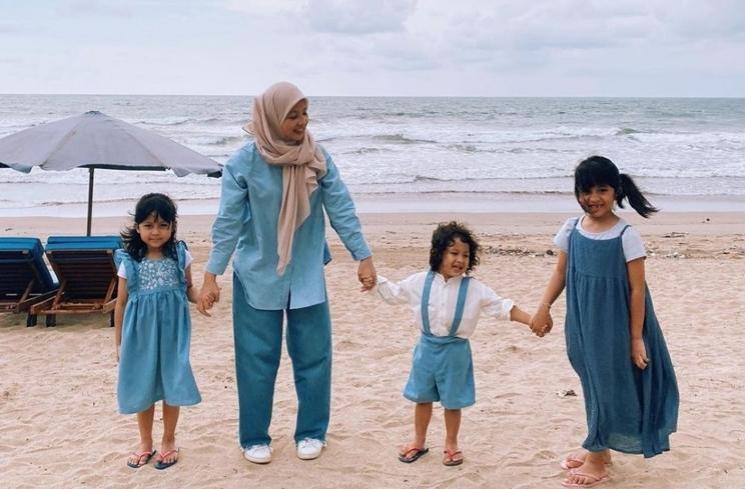 Beda Gaya Artis Momong Anak di Pantai (Instagram/@natasharizkynew)