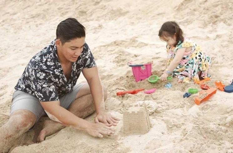 Beda Gaya Artis Momong Anak di Pantai (Instagram/@samuel_zylgwyn)