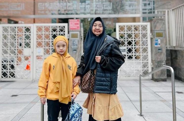 Potret Maryam Anak Oki Setiana Dewi di New York. (Instagram/okisetianadewi)