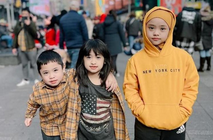 Potret Maryam Anak Oki Setiana Dewi di New York. (Instagram/okisetianadewi)