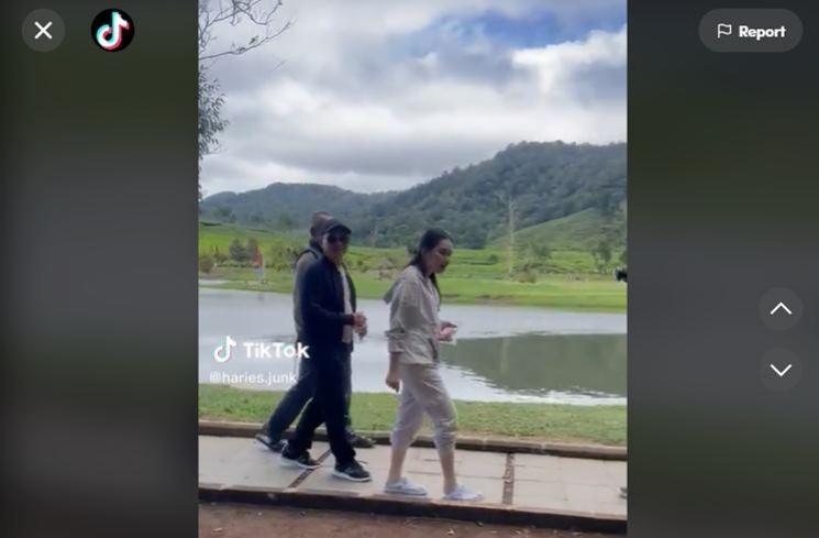 Ayu Ting Ting jalan-jalan di telaga bareng Ayah Ojak. (TikTok/@haries.junk)