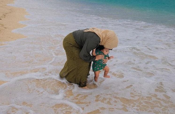 Beda Gaya Artis Momong Anak di Pantai (Instagram/@attahalilintar)