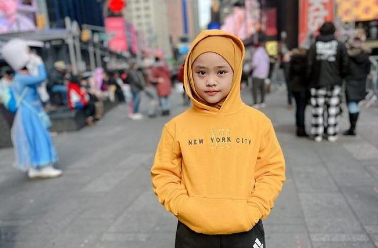 Potret Maryam Anak Oki Setiana Dewi di New York. (Instagram/okisetianadewi)